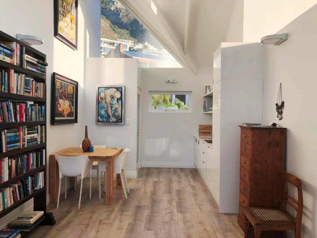 Апартаменты Bright Camps Bay Loft With Stunning Views And Shared Pool Кейптаун Экстерьер фото