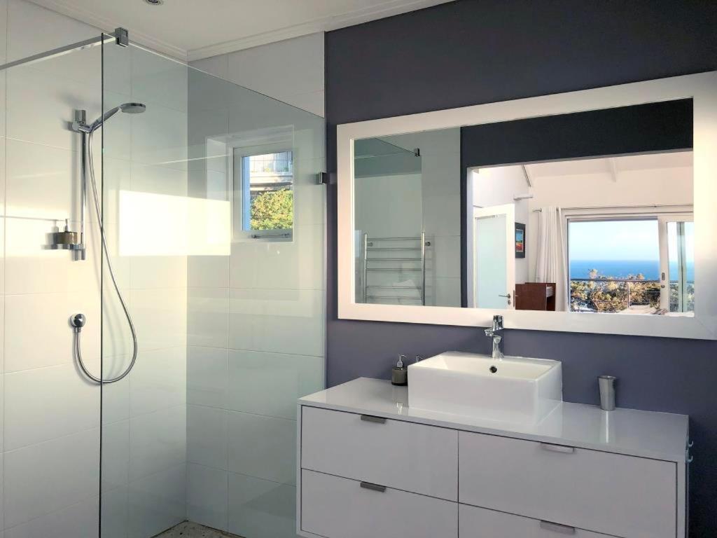 Апартаменты Bright Camps Bay Loft With Stunning Views And Shared Pool Кейптаун Экстерьер фото
