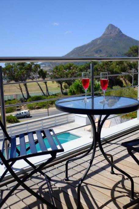 Апартаменты Bright Camps Bay Loft With Stunning Views And Shared Pool Кейптаун Экстерьер фото